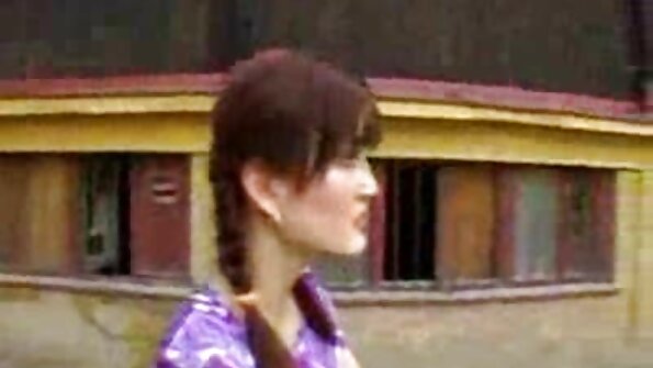 ມາລະຍາດທີ່ມີສະເໜ່ໃຫ້ລູກຄ້າທີ່ງາມເຈາະຮູກົ້ນຂອງນາງ