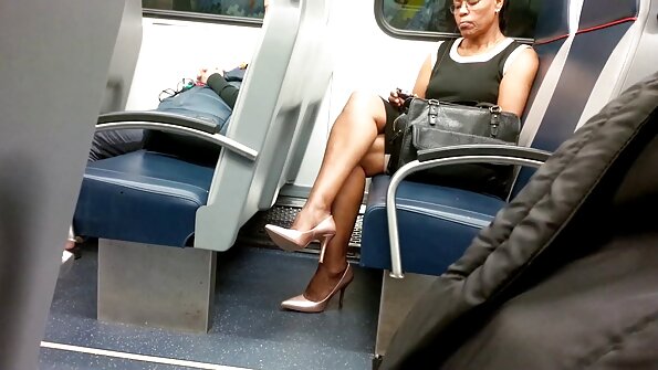 ສາວສີດໍາກົ້ນໃຫຍ່ກໍາລັງໃຊ້ປາກຂອງນາງກ່ຽວກັບ cock ໃຫຍ່ກ່ຽວກັບການນອນ