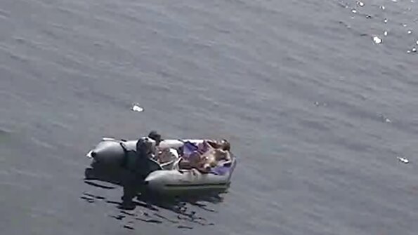 ບ້າໃຫຍ່ກຳລັງເຂົ້າຂ້າງໃນເສື້ອສີຜົມໃນຂະນະທີ່ຢູ່ໃນຫ້ອງນ້ຳ