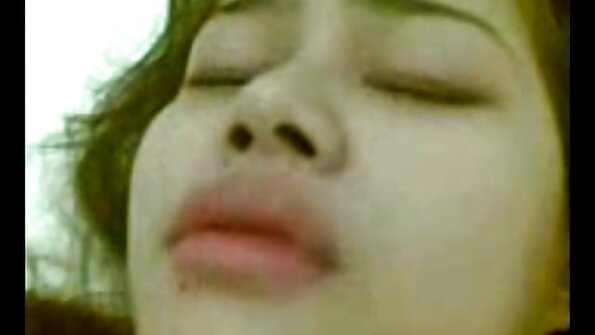 ໂຕໃຫຍ່ກຳລັງຖືກຍູ້ຢູ່ພາຍໃນຊຸດໃສ່ເກີບສົ້ນສູງ