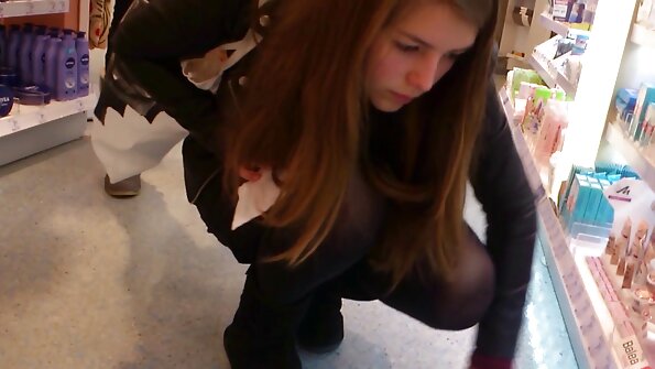 ບີມໂບມີກົ້ນໃຫຍ່ກຳລັງເລື່ອນຂຶ້ນລົງເປັນເປັດແຂງ