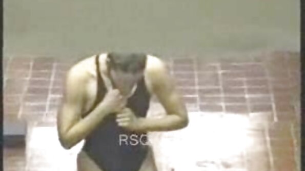 ຜິວເນື້ອສີຂາວທີ່ມີຂາທີ່ຫນ້າຕື່ນຕາຕື່ນໃຈກໍາລັງນັ່ງຢູ່ເທິງ pecker ໃຫຍ່