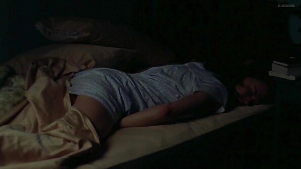 brunette ໄດ້ຮັບການ cock stuck ໃນກົ້ນໃກ້ຊິດຂອງນາງແລະນາງຮັກມັນ