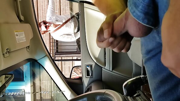 A brunette ແມ່ນຢູ່ຂ້າງເທິງຕຽງບ່ອນທີ່ນາງໄດ້ຖືກ fucked