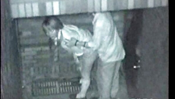 ຜິວເນື້ອສີຂາມີນົມໃຫຍ່ກຳລັງສຽບກົ້ນປຽກຂອງນາງ