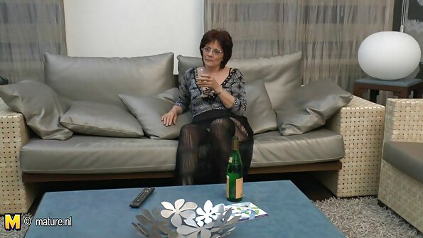 ຜິວເນື້ອສີຂາມີຫົວນົມແບບທຳມະຊາດຢ່າງໜັກແໜ້ນເຮັດໃຫ້ໜ້າຕາດີຢູ່ໃນໂຊຟາ