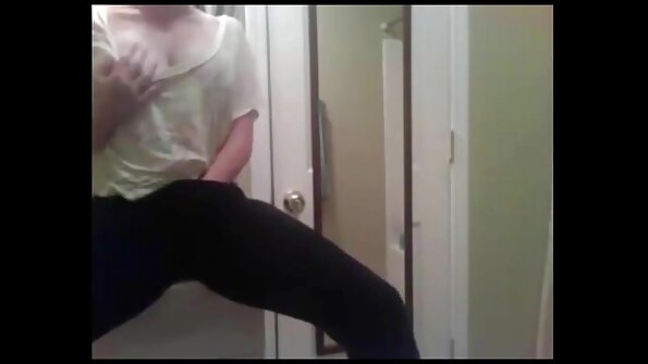 ຜິວເນື້ອສີຂາຮ້ອນກຳລັງຖືກບີບຫົວນົມໂດຍຄູ່ຮັກທີ່ກະຕືລືລົ້ນຂອງນາງ