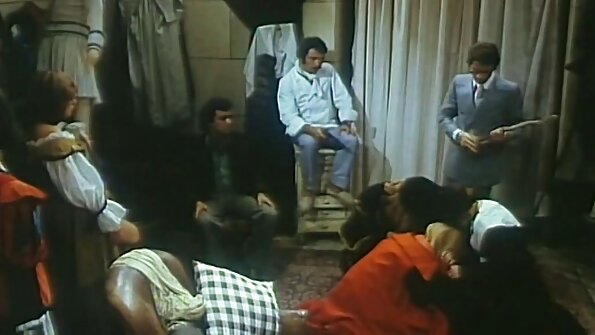 ກົ້ນໃຫຍ່ bimbo ກັບກົ້ນໄດ້ຕະຫຼອດງາມໄດ້ຮັບການຮ່ວມເພດທາງຮູທະວານ