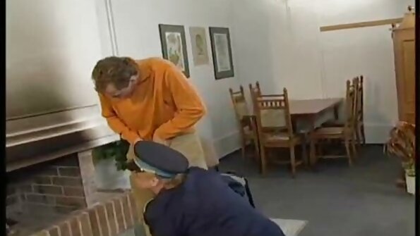 ຜູ້ເຊຍສີດຳກຳລັງເອົາຫີຂອງນາງເຈາະຢູ່ເທິງໂຊຟາ