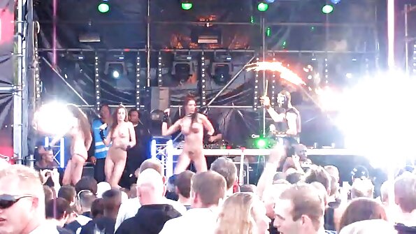 ຜິວເນື້ອສີຂາວທີ່ມີ tits ໃຫຍ່ຈັບ cock ແລະຫຼັງຈາກນັ້ນນາງດຶງມັນ