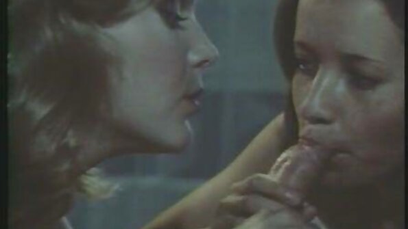 ຜິວເນື້ອສີຂາວທີ່ມີ tits huge ແມ່ນຢູ່ເທິງຂອງ dick ແຂງ, ຂີ່ມັນດີ