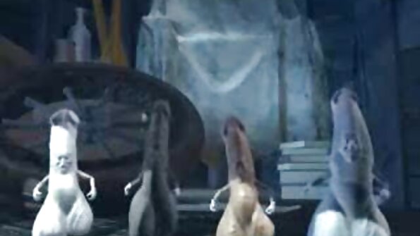 ນັກສມັກເລ່ນທີ່ມີໃບຫນ້າທີ່ສວຍງາມສະແດງໃຫ້ເຫັນວິທີການລີ້ນຂອງນາງເຮັດເປັດ