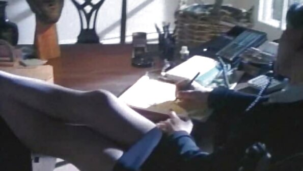 ຍິງຜິວເນື້ອສີຂາມີຜິວເນື້ອສີຂາວຢູ່ໃນ sofa ສຸດ cock ໃຫຍ່