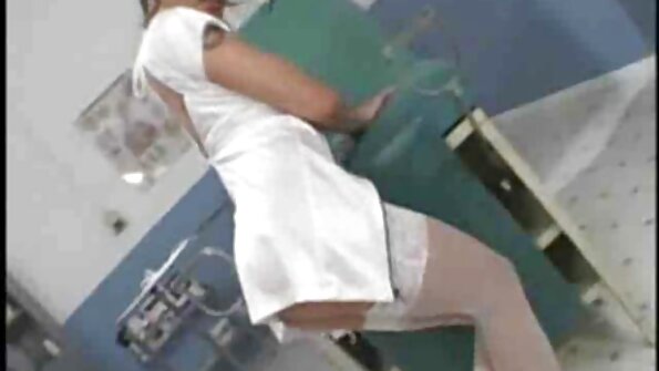 ເດັກຍິງຜິວເນື້ອສີຂາວກໍາລັງປ່ຽນລະຫວ່າງການຂີ່ cowgirl ແລະການດູດ cock