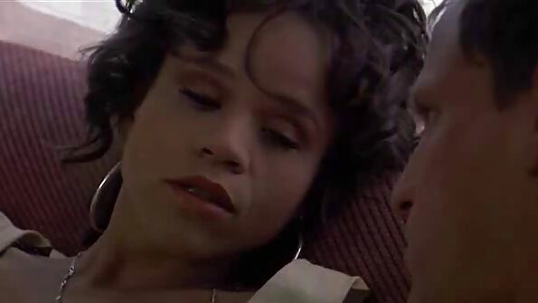 ຜິວເນື້ອສີຂາ Busty ກໍາລັງເປັນທີ່ພໍໃຈ beau ປະສົບການທີ່ມີ blowjob ເປັນ