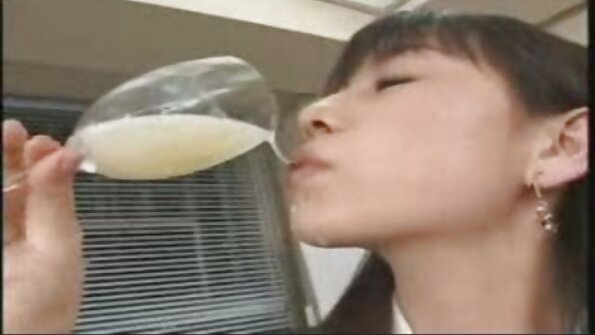 Charity Crawford ປະຕິບັດການຮ່ວມເພດກັບຄົນແປກຫນ້າໃນເຮືອນຂອງອະດີດ